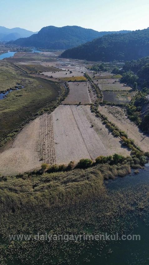 3210 M² Großes 2B-Grundstück In Çandır, Direkt Am Seeufer, Zu Verkaufen