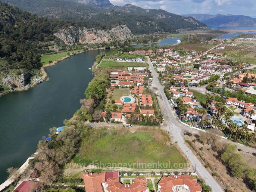 2600 M² Großes Grundstück In Dalyan Gülpınar, Direkt Am Kanal Gelegen, Mit 20% Tourismuszonierung Zu Verkaufen.