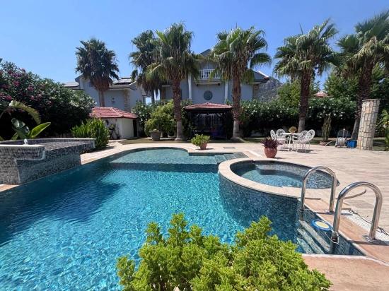 5+1 Villa Zum Verkauf Auf Einem 980 M² Großen Grundstück An Der Ecke In Dalyan Maraş