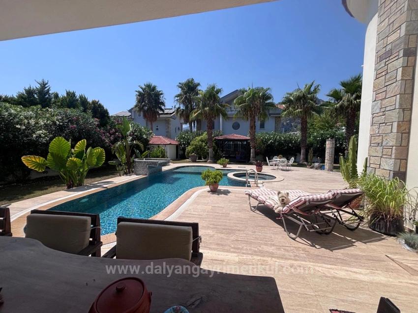 5+1 Villa For Sale In A 980M2 Land On The Corner In Dalyan Maraş