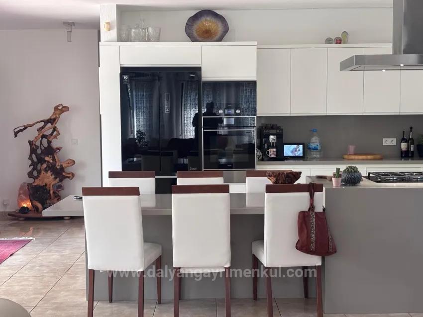 Dalyan Maraş'ta Köşebaşı 980M2 Arsa İçerisinde 5+1 Satılık Villa