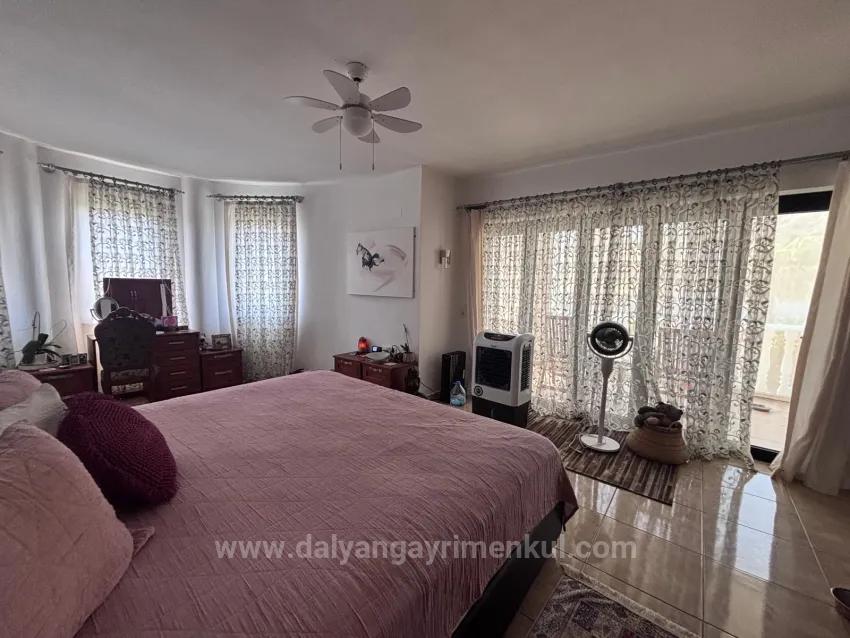 Dalyan Maraş'ta Köşebaşı 980M2 Arsa İçerisinde 5+1 Satılık Villa