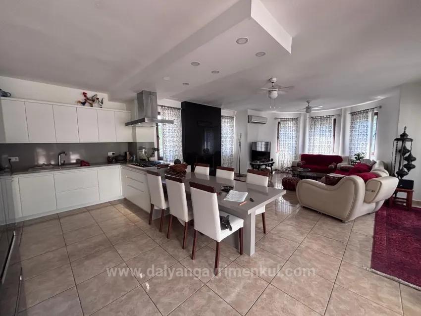 Dalyan Maraş'ta Köşebaşı 980M2 Arsa İçerisinde 5+1 Satılık Villa