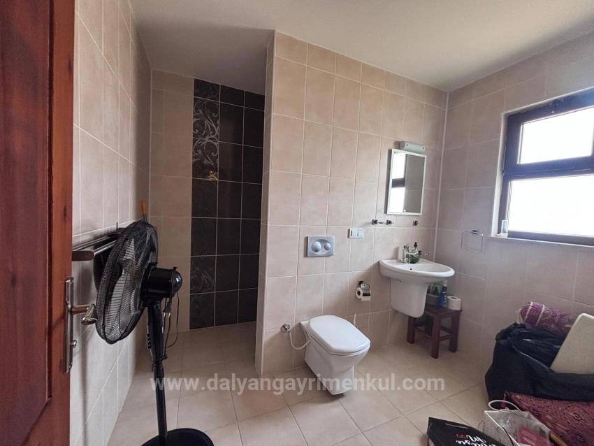 Dalyan Maraş'da Köşebaşında 980M2 Arsa İçin'de 5+1 Satılık Villa