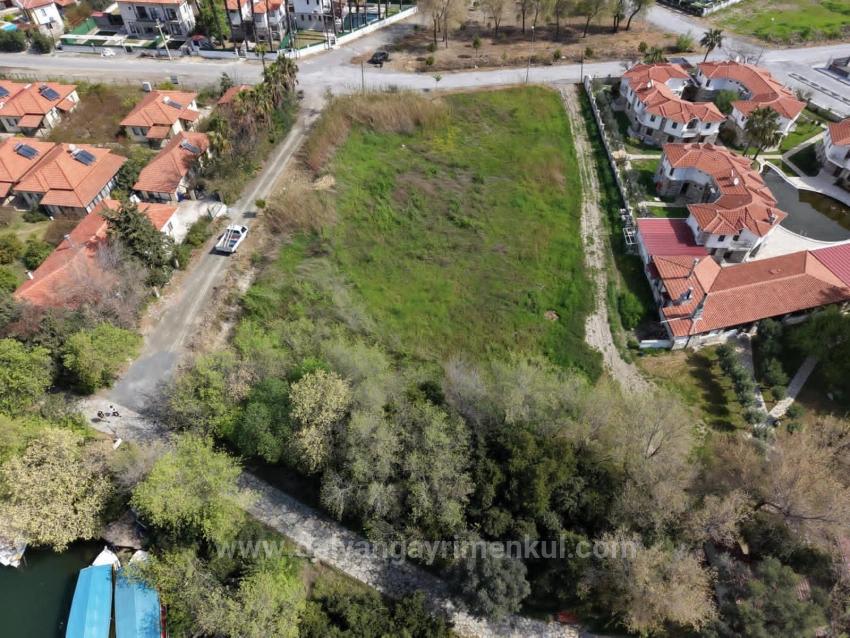 Dalyan Gülpınar'da Kanala Sıfır 2600M2 %20 Turizm İmarlı Satılık Arsa